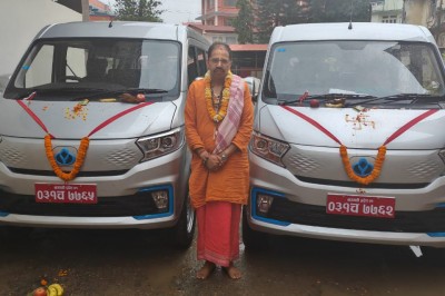 हेल्थ कियर फाउण्डेशन नेपालमा कार्यरत स्वास्थ्यकर्मी तथा कर्मचारीहरुको सुरक्षा तथा सुविधालाई मध्यनगरगरी २ वटा EV Van खरिद गर्ने निर्णय अनुरुप आज २०८२ बैशाख ०४ गते यस केन्द्रका कार्यकारी निर्देशक श्री बाबुराम कोइराला ज्यूबाट उक्त खरिद गरिएका नयाँ EV Van काे - Image